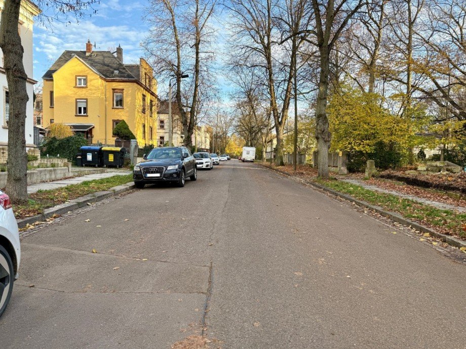 Stra�enflucht rechts Mehrfamilienhaus Chemnitz