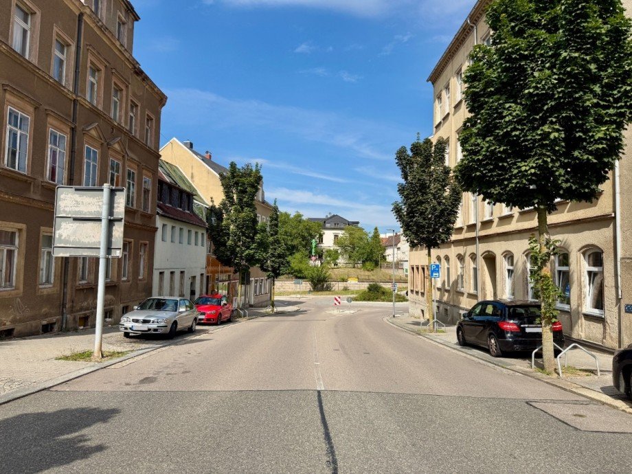 Stra�enflucht links Mehrfamilienhaus Frankenberg