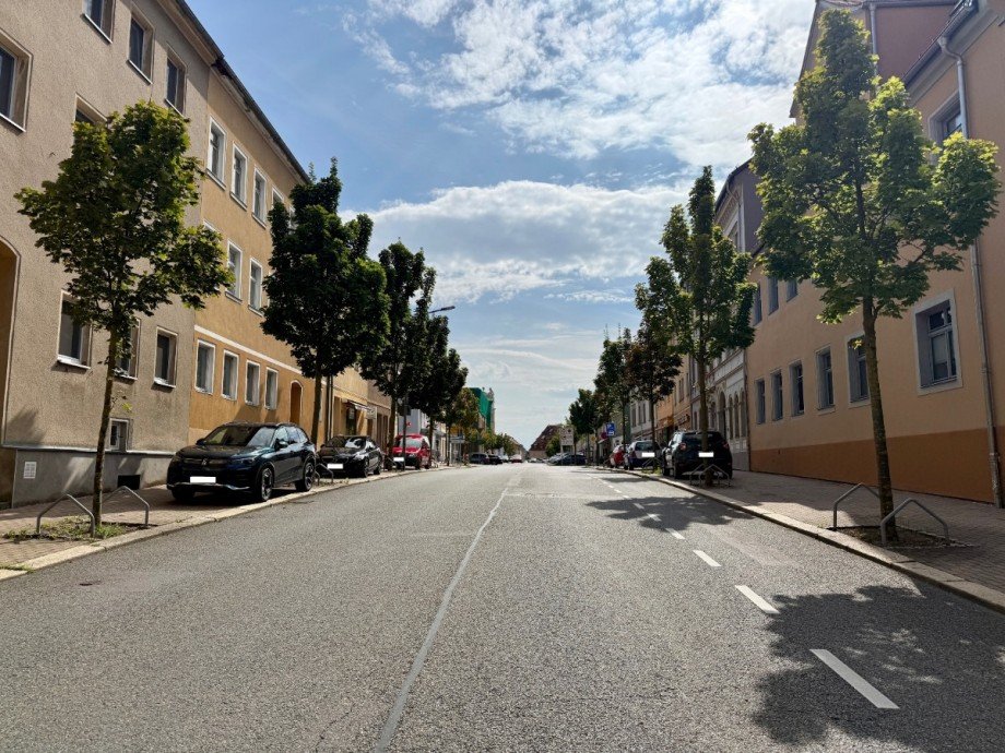 Stra�enflucht rechts Mehrfamilienhaus Frankenberg