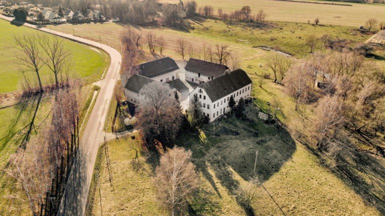 Blich auf Wohnhaus Mittweida - Frankenau Bauernhaus Historischer 4-Seitenhof mit gro�em Grundst�ck bei Mittweida zu verkaufen.